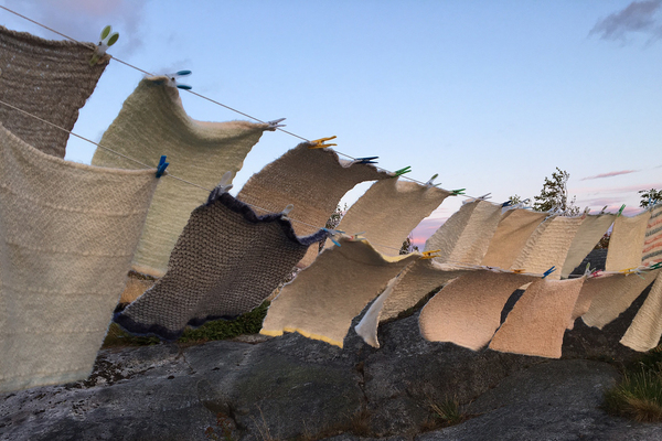 Hålla och linda – en dialog om textil, keramik och död