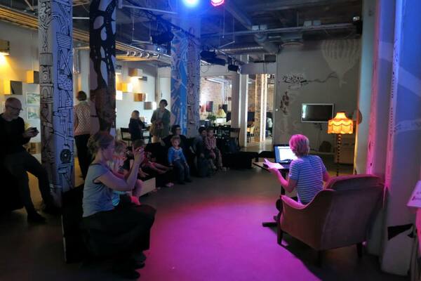 Sagoläsning för barn på Röda Sten Konsthall