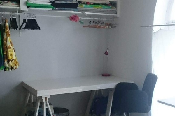 Skrivbordsplats i ateljé uthyres