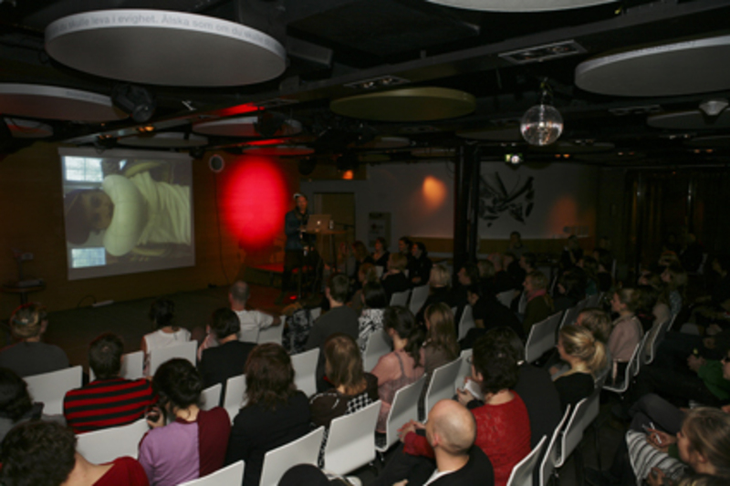 Henrik Vibskov på scenen. Foto: Andrea Johnson