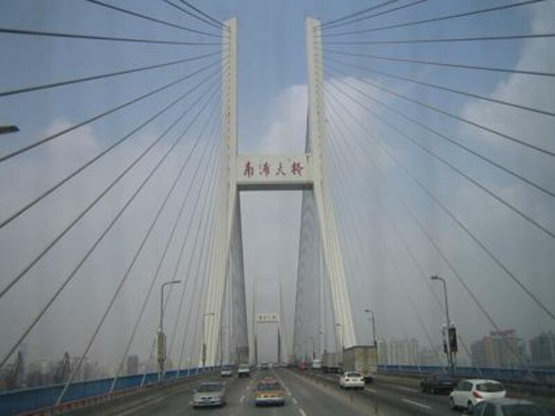 Nanpu-bron över floden Huangpu i Shanghai.