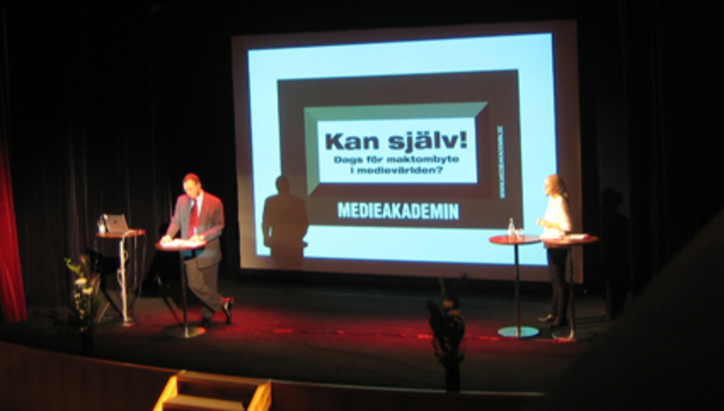 Peter Hjörne, chefredaktör för GP och ordförande i MedieAkademin inleder det tionde höstseminariet med moderatorn Kina Wielke, redaktör på TV4.
