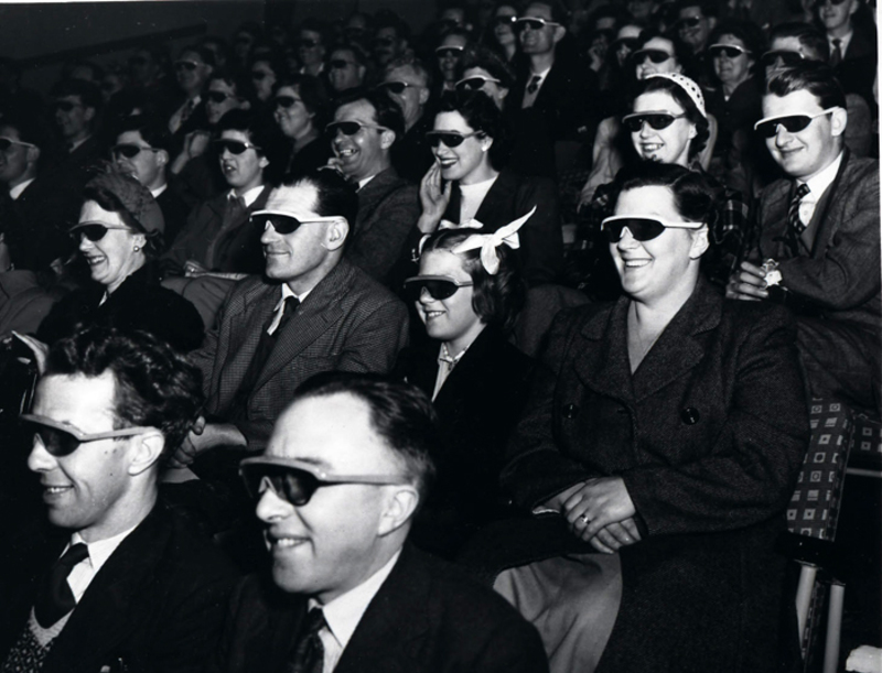 "The Fifties in 3D. Audience wearing special glasses watch a 3D "stereoscopic film" at the Telekinema on the South Bank in London during the Festival of Britain" Bild: The National Archives, UK. FlickrCC
