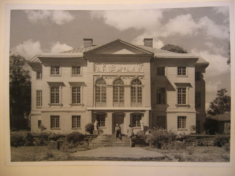 Gunnebo slott med Göran Axel-Nilsson på trappan 