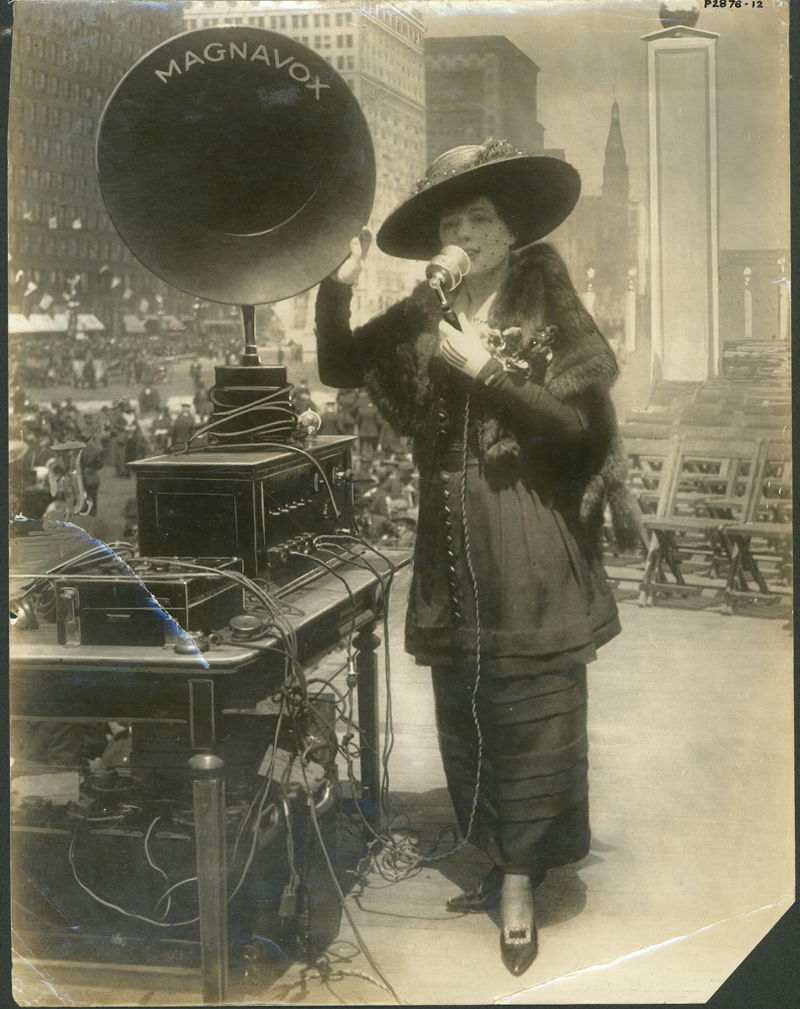  Bild: Powerhouse Museum, Flickr The Commons. "Fritzi Scheff demonstrating Magnavox for Fifth Liberty Loan in New York City, 1895"