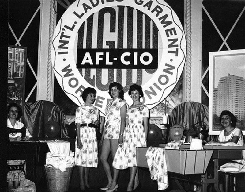 Bild: CCflickr/Women model union label clothing at an ILGWU fashion show.