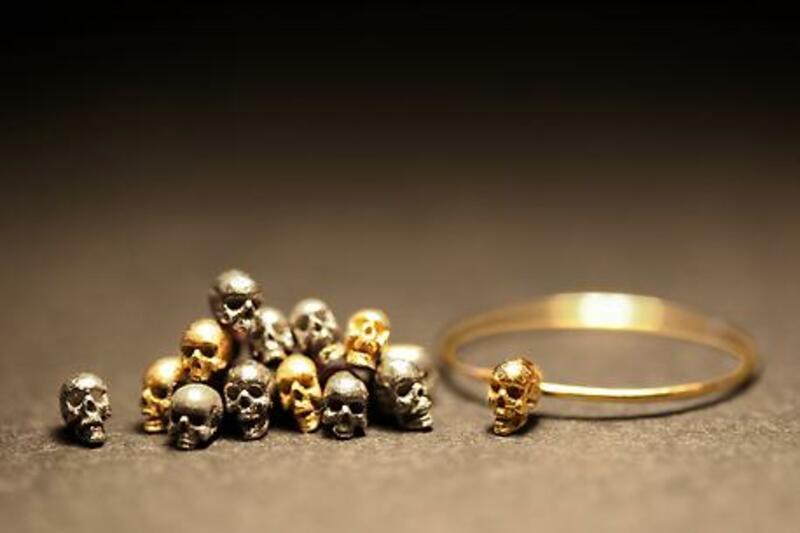Bild: Dödsskallering för flickor guld av Henrik Törner, skulptör