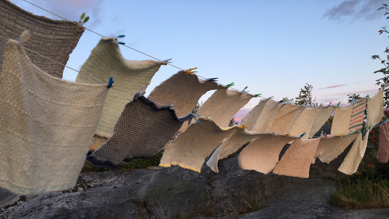 Hålla och linda – en dialog om textil, keramik och död