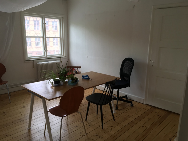 Skrivbordsplatser i ateljéföreningen Fabriksgatan i Gårda