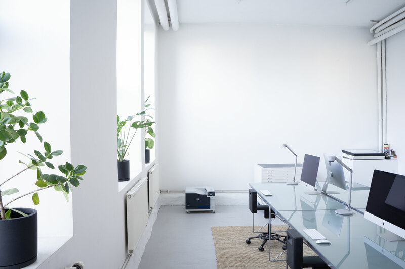 Skrivbordsplatser i fantastisk studio!